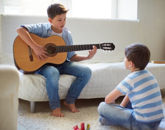 Niños con TDAH aprendiendo a tocar un instrumento